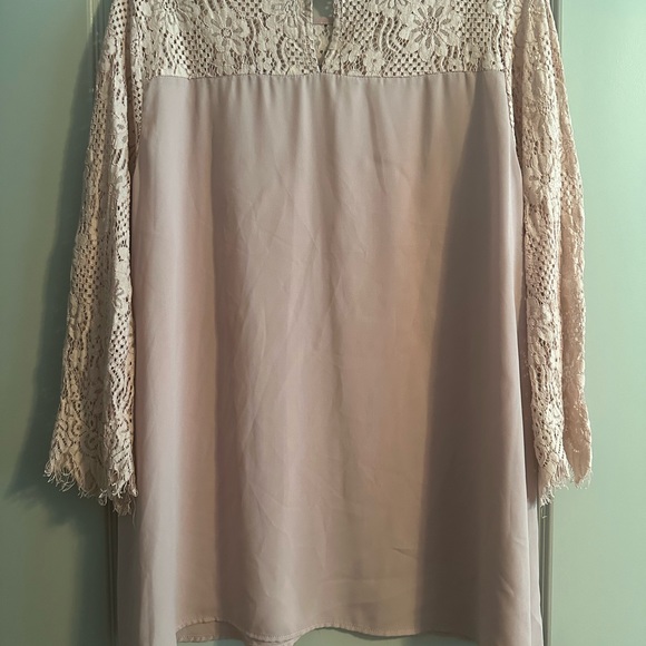 Blush Pink Blouse Crochet Details 3/4 length Flowy Size Large EUC - Picture 2 of 2